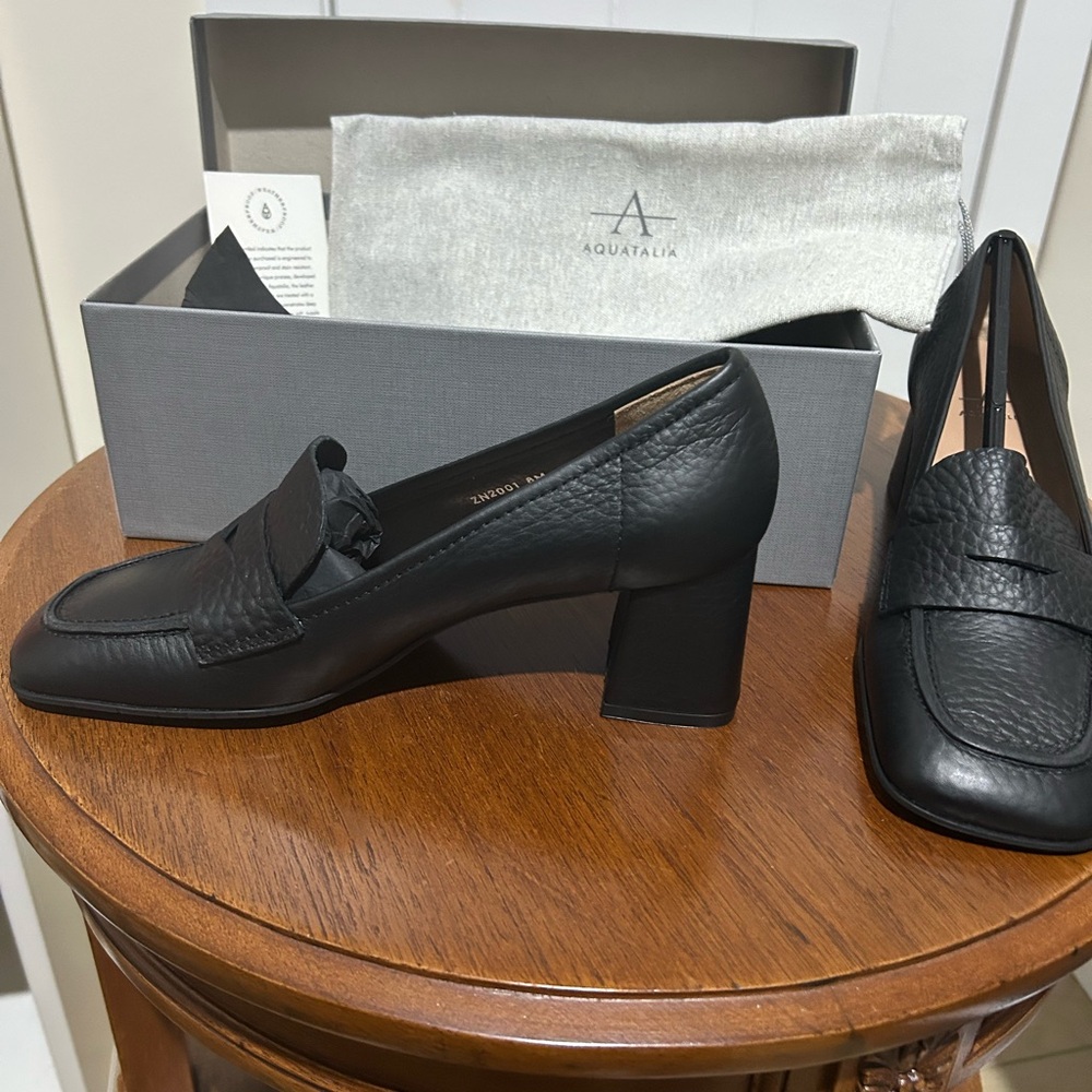 NWT Aquatalia Caroline Soft Tumbled leather black loafers. Sz 7.5 Classic style